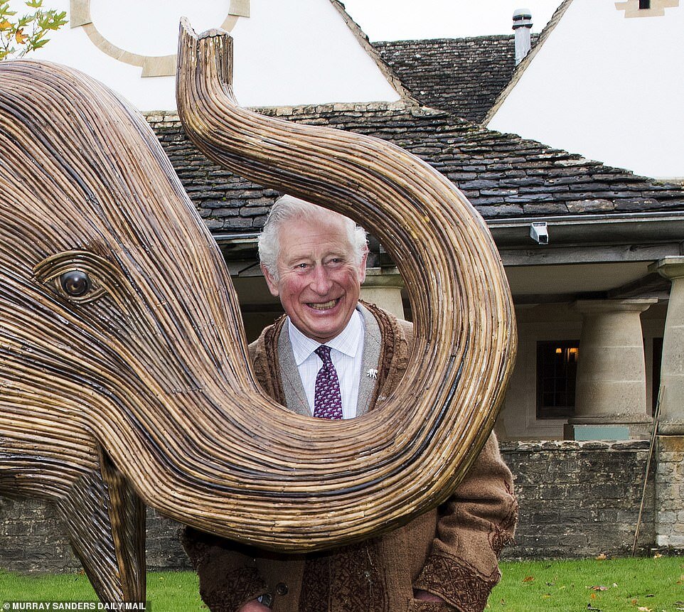 Принц Чарльз с одной из скульптур. Фото Murray Sanders для Daily Mail 