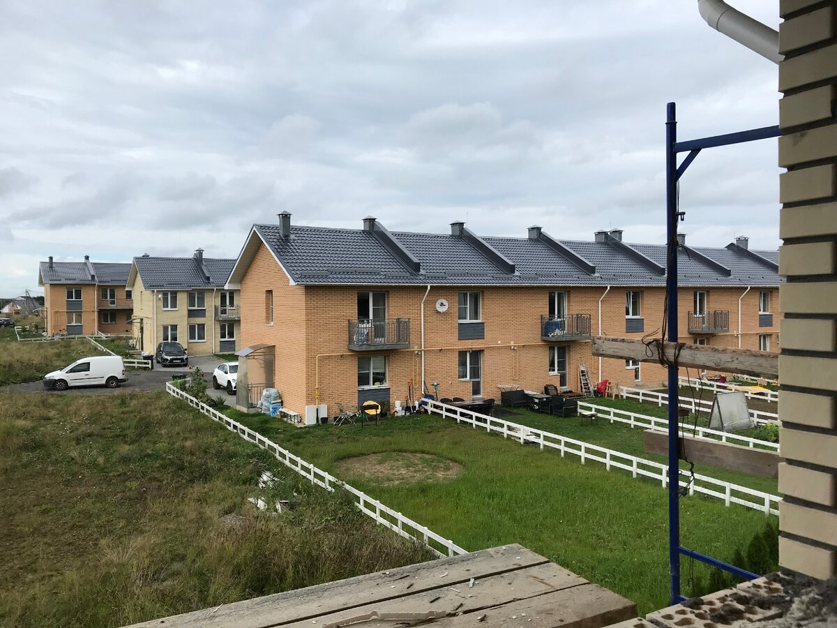 В поселке Ропша Ломоносовского района Ленинградской области уже заселен поселок таунхаусов «Ропшинский квартал»