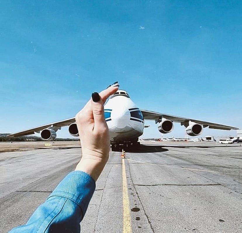 Flight to me. Обнять самолет. Самолет над головой. Фотосессия с самолетом. Обнимая небо самолеты.