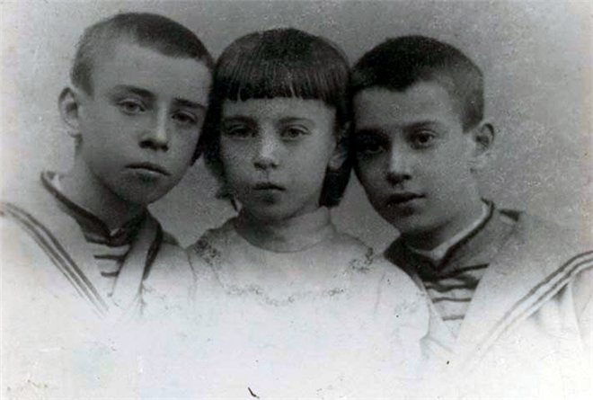 Вацлав, Бронислава и Станислав Нижинские в детстве 1897
