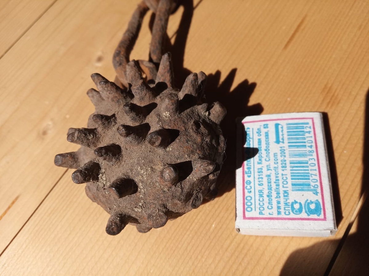 Знакомый, у себя на деревенском огороде, нашел старинное дробящие ...