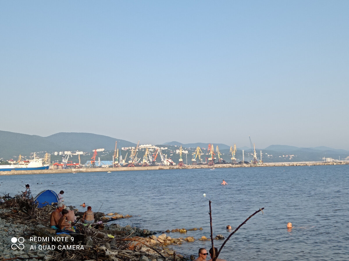 Вид на порт издалека (фото автора) 