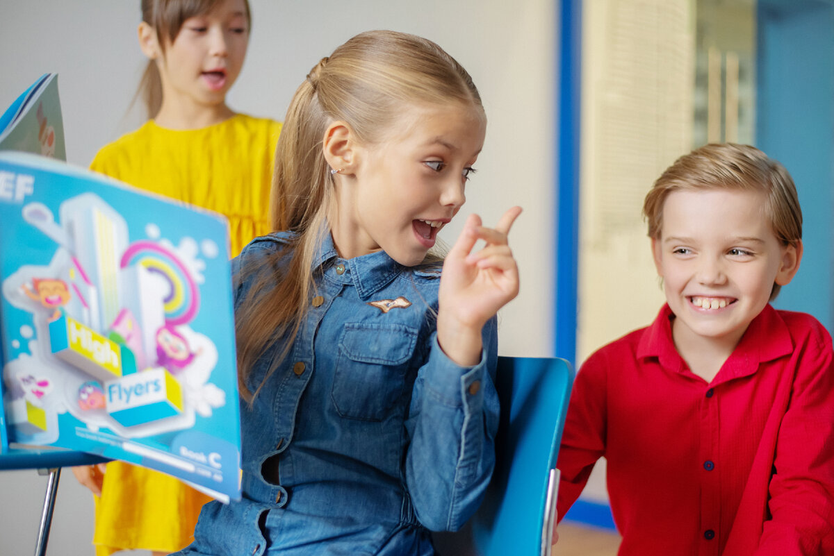 C ребенком следует заниматься английским в течение лета.