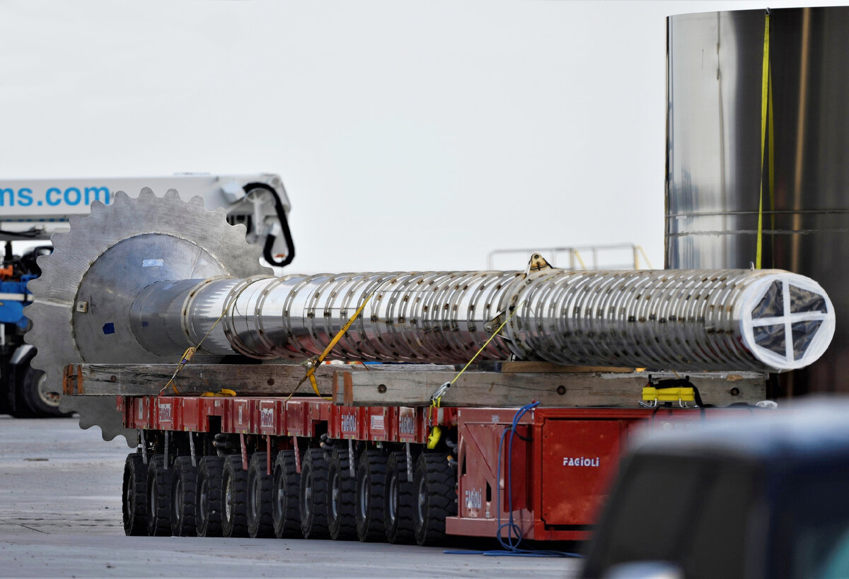 Метановый топливопровод для прототипа ускорителя B4 Super Heavy, фото BocaChicaGal