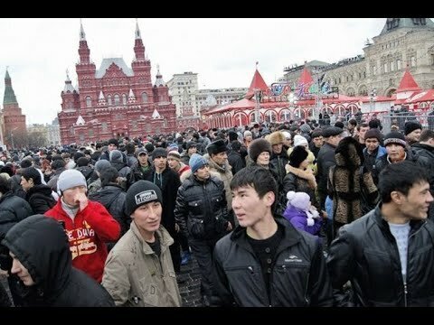 Иммигранты из Средней Азии в центре Москвы 