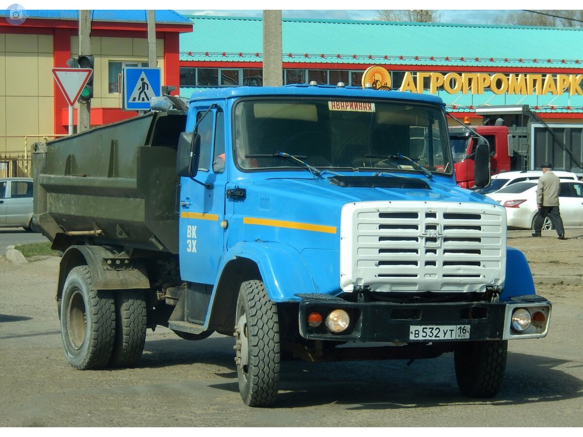 ЗИЛ-ММЗ-45085, работающий в аварийной службе. Обратим внимание, что у кузова есть надставные борты. Разумеется, они нужны не для красоты, а для увеличения объёма перевозимого груза.