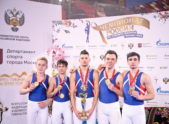 Художественный гимнаст мужчина с лентой