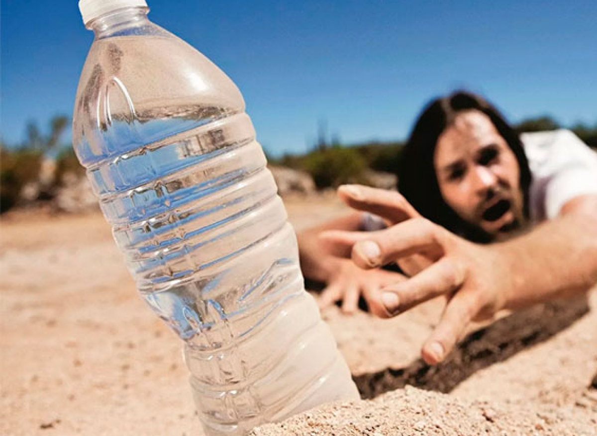 Просто дай воды. Жажда воды. Человек хочет пить воду. Вода и человек. Хочу пить.