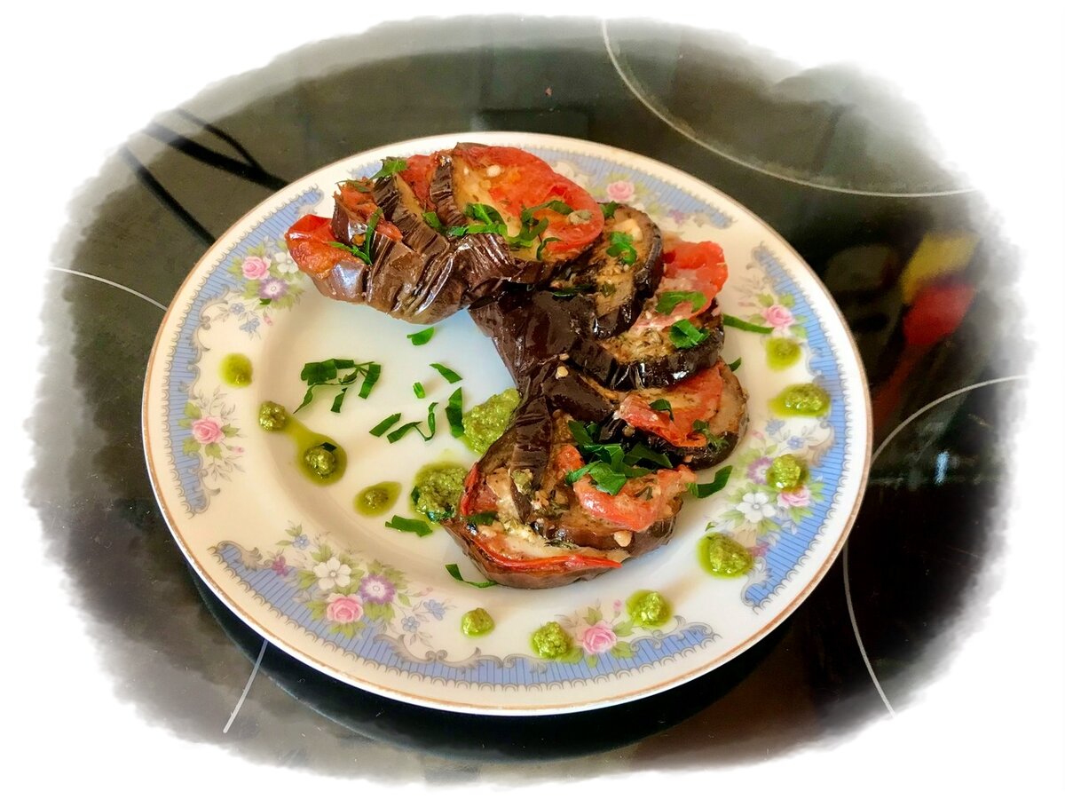 «Гармошка» из баклажанов  с томатами, сыром  и соусом песто