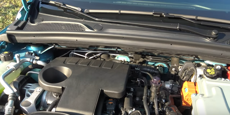 Подкапотное пространство слева.