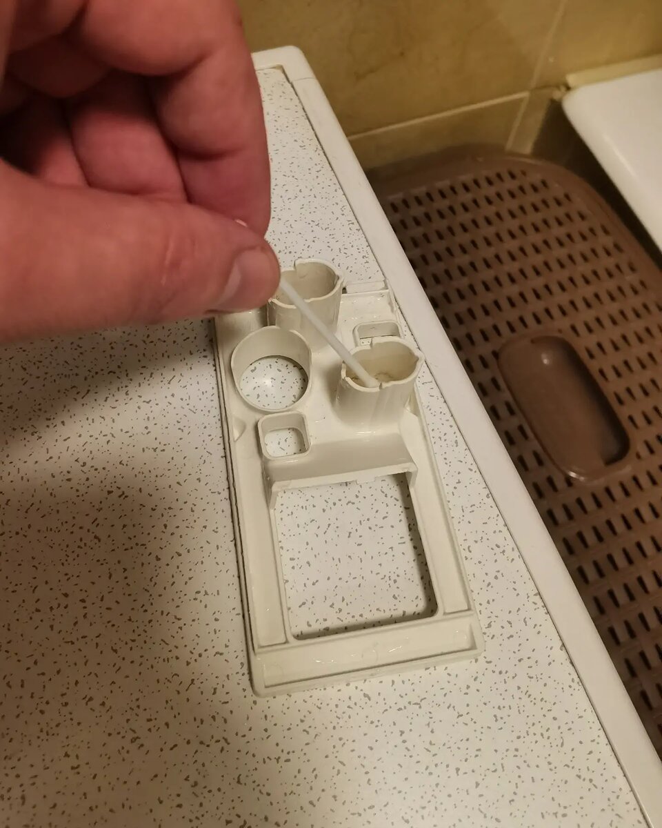 При помощи косметических палочек, под струёй тёплой воды, с особой тщательностью промыть все полости, даже если Вам кажется что там не чего нет. 