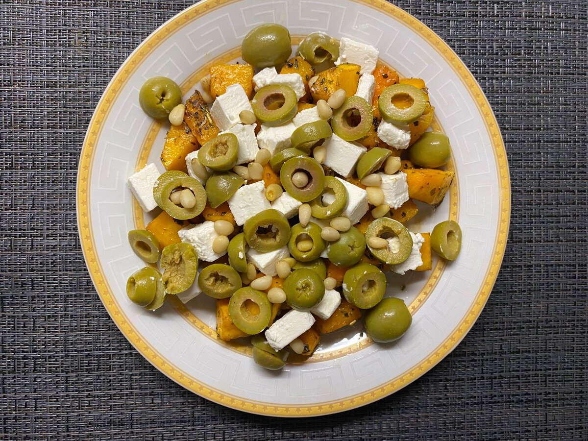 Салат с запеченной тыквой и сыром фета