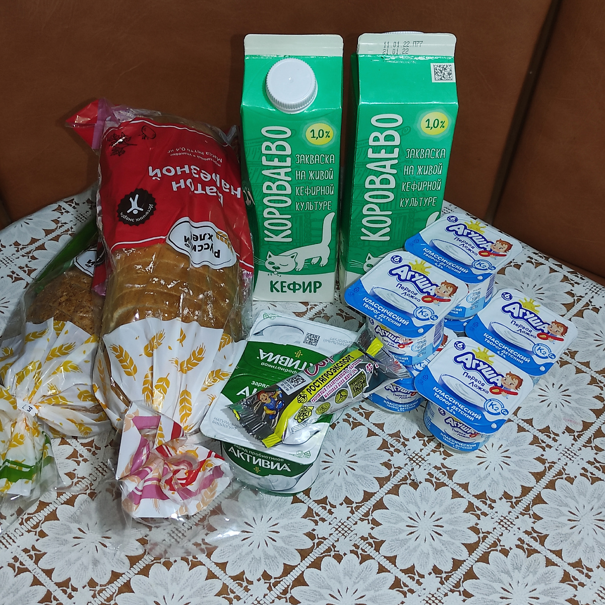 Кефир, хлеб, творог дочери, йогурт и сырок сыну. 