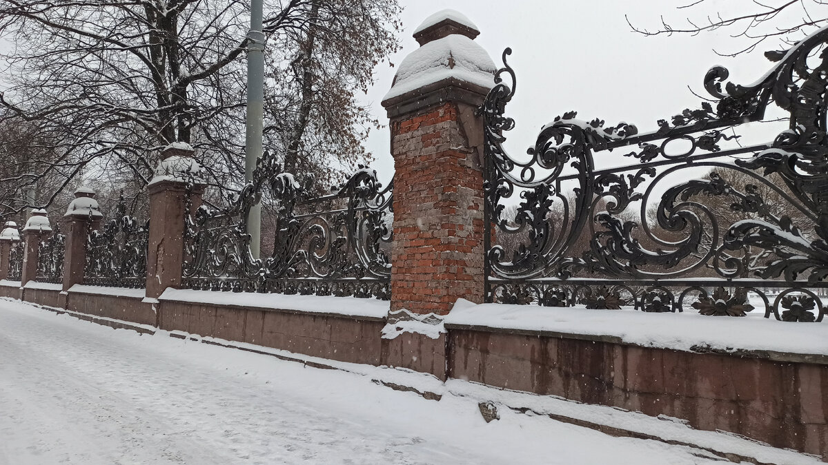 Решетка сада 9 января со строны проспекта Стачек