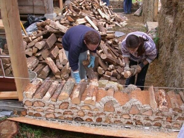 Два белоруса построили себе дома из глины и дров в глухой деревне