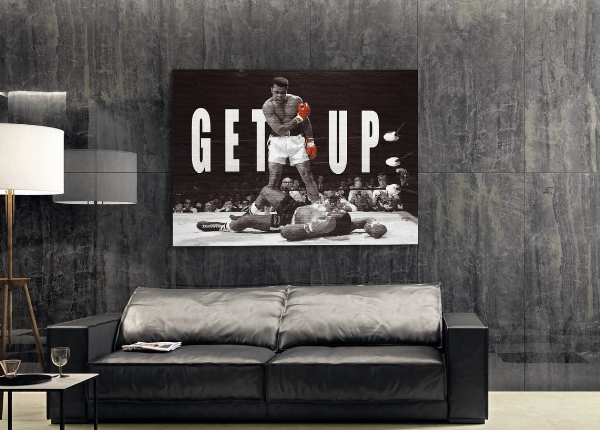 Мотивационная картина с Мухаммедом Али в гостиной над диваном. Фото с сайта: https://mymoneyart.ru/