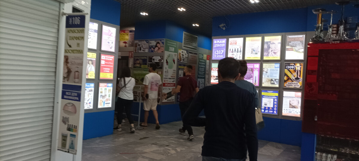 Вход - к лифтам и к лестнице. 