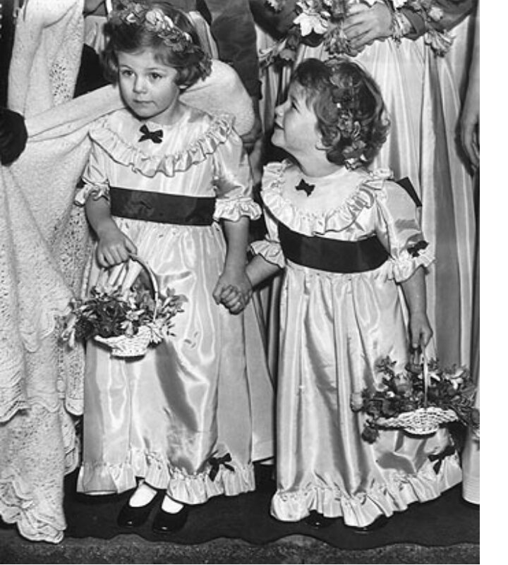 Слева маленькая Камилла. Фото из сети Интернет. 