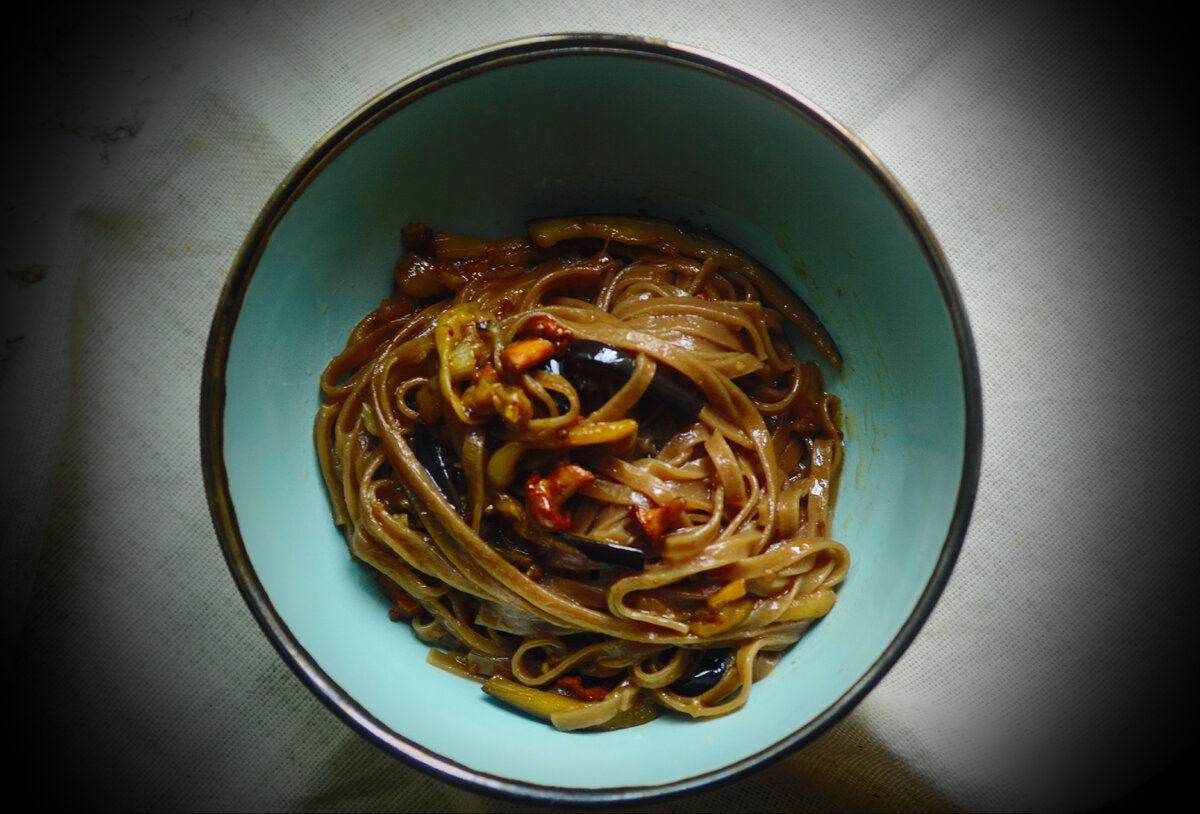 Соба с лисичками и баклажанами