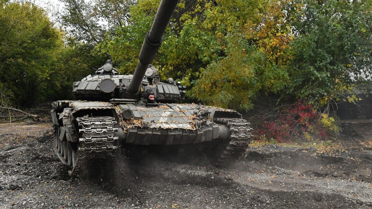    Танк Т-72Б3 на месте расположения механизированных войск армии РФ под Донецком© РИА Новости