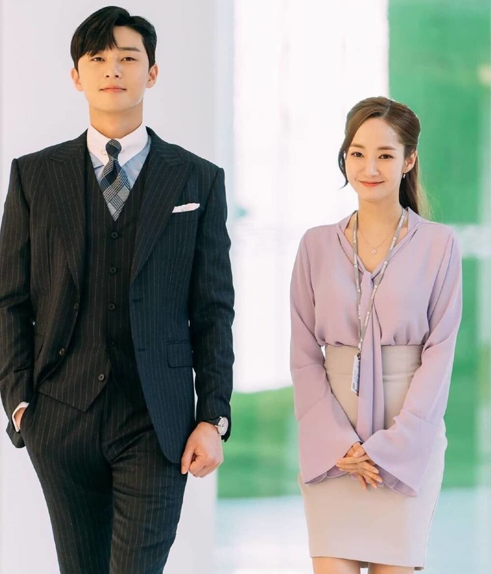 У секретаря Ким шикарный стиль. Она всегда была очень красиво одета. Источник Яндекс картинки