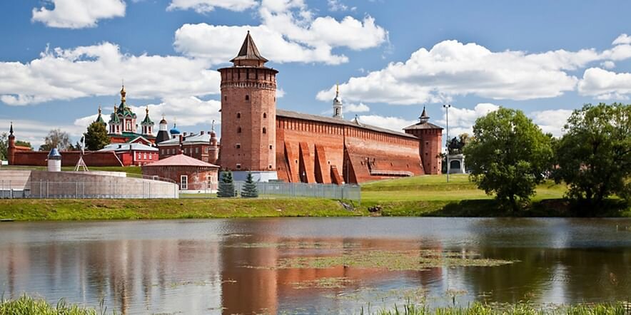 Коломенский кремль — одна из самых больших и мощных крепостей, строился в 1525—1531 годах в Коломне, во времена правления Василия III.
