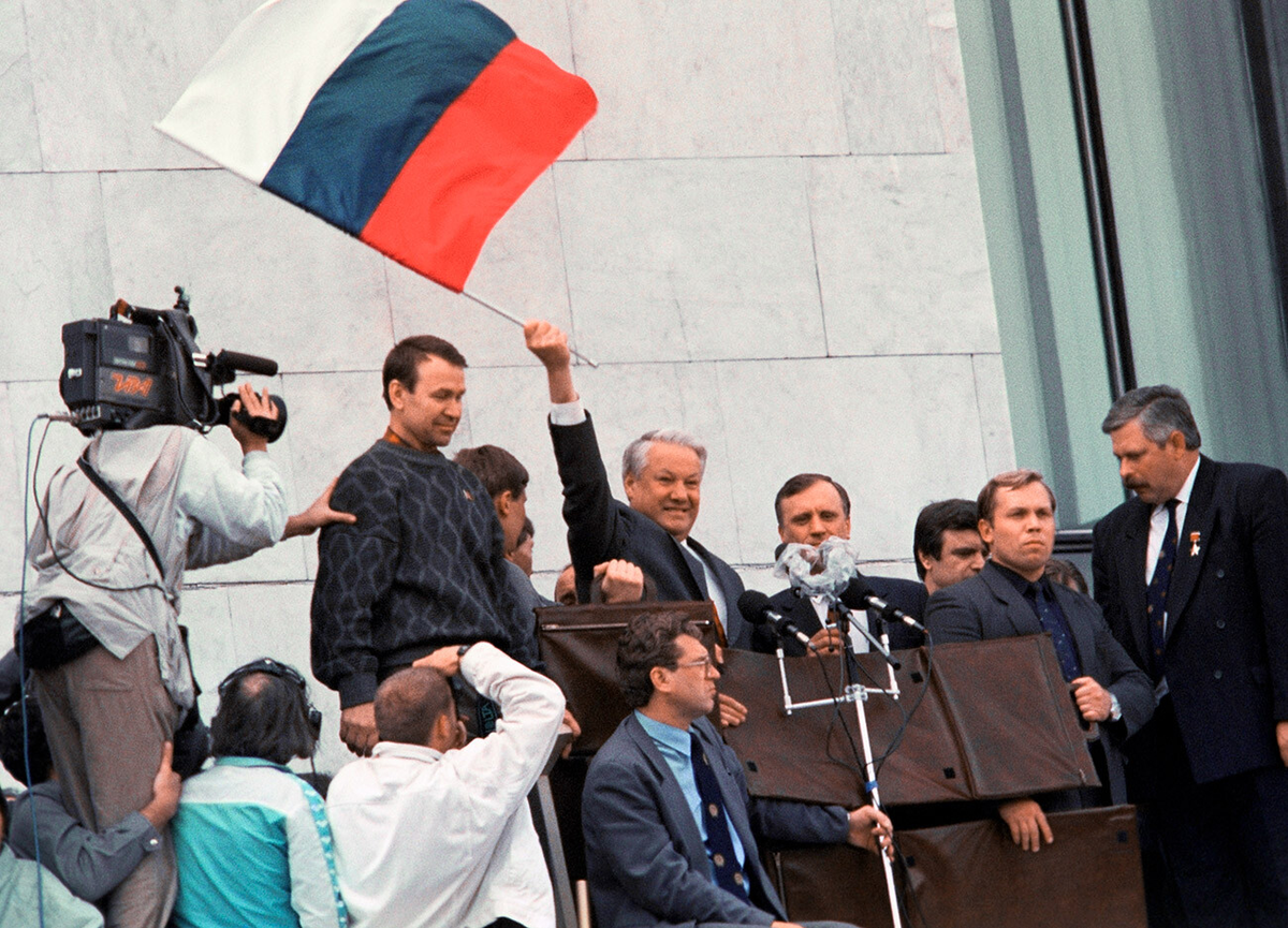 Напомню, что 32 года назад, 21 августа 1991 года силы, работавшие на развал СССР победили тех, кто хотел Советский Союз сохранить.