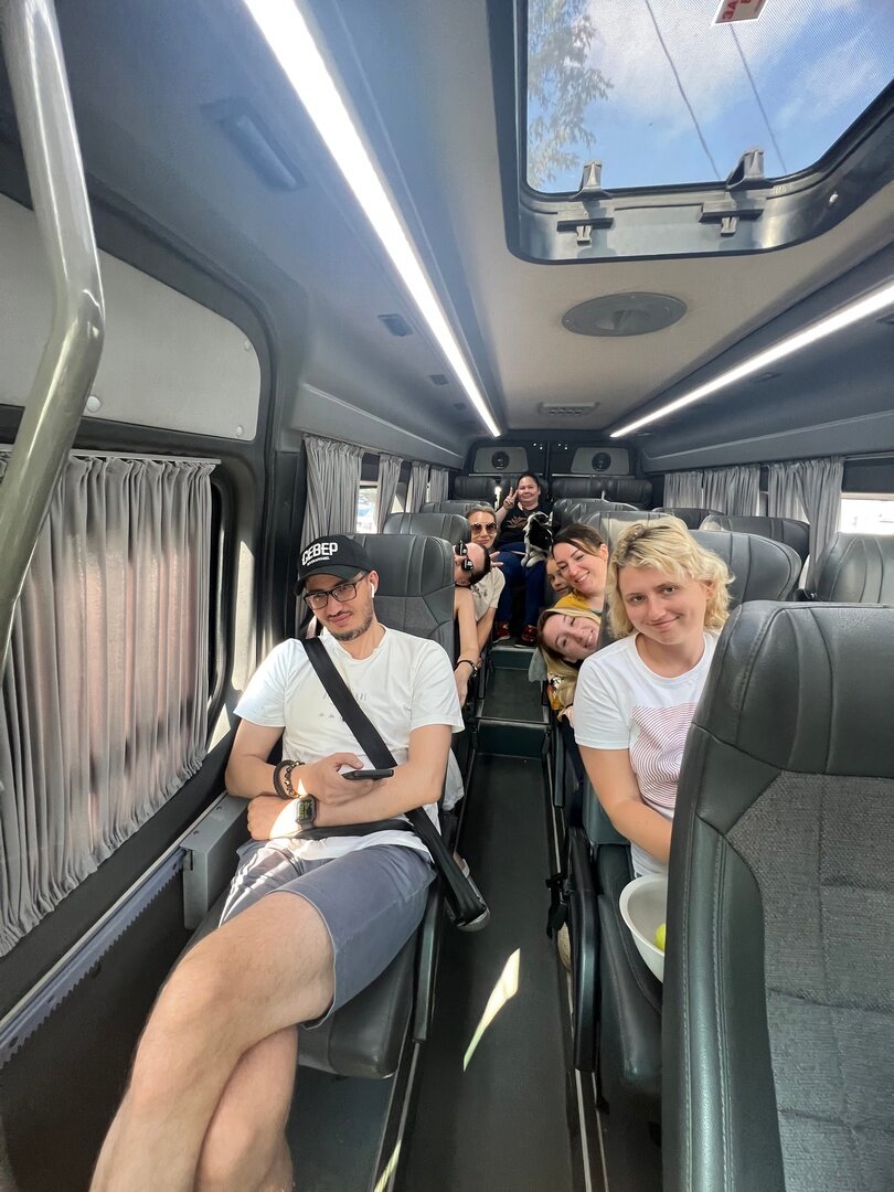 Веселые и уставшие едем домой в автобусе