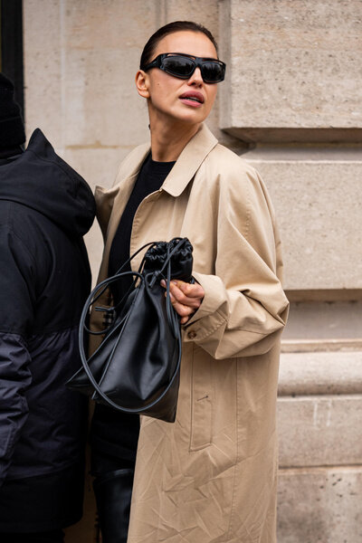 Ирина Шейк в тренче Burberry