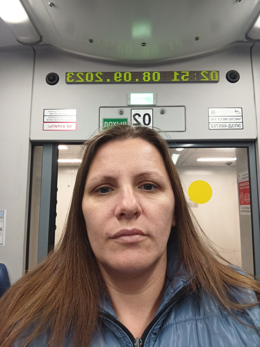 Здесь время Московское стоит. У нас на час вперёд. 