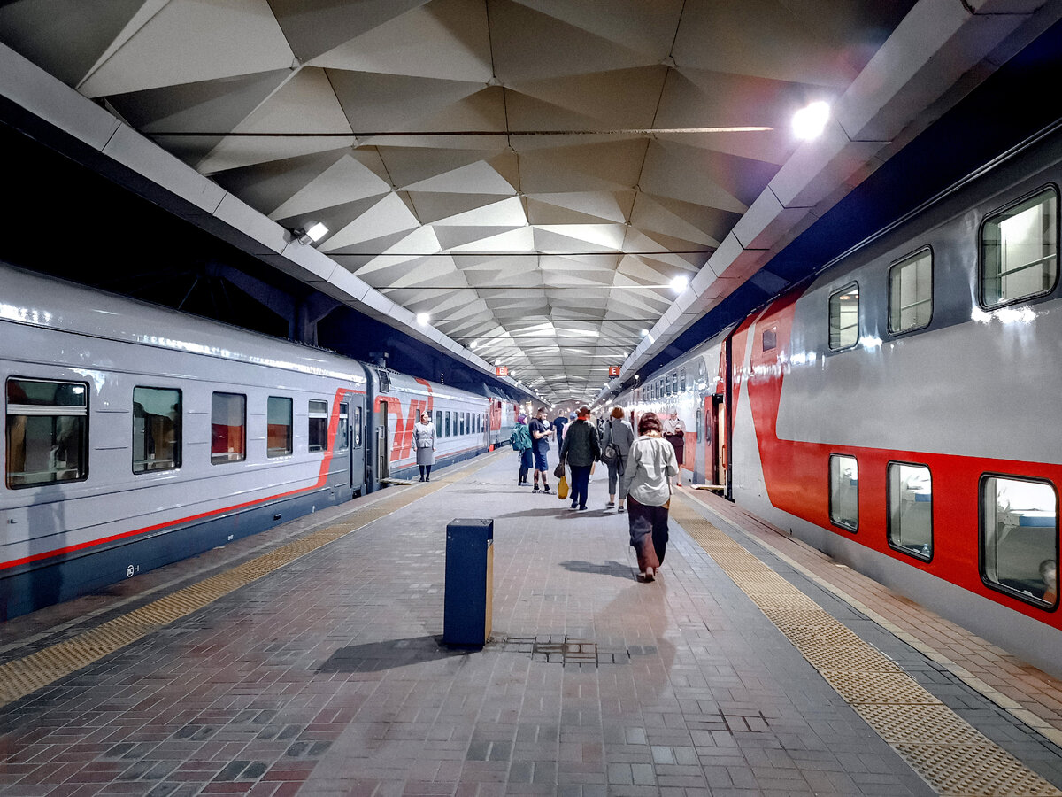 Москва, Ленинградский вокзал, двухэтажный поезд «Смена/А.Бетанкур» встречает пассажиров