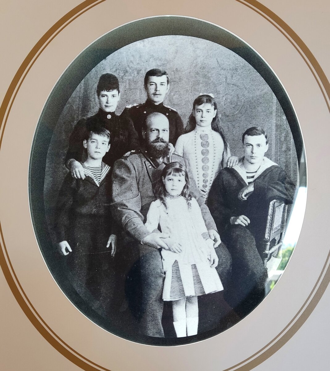 Александр III с женой и пятью детьми. Ольга Александровна самая младшая, фото с выставки в Ливадии, посвященной княгине