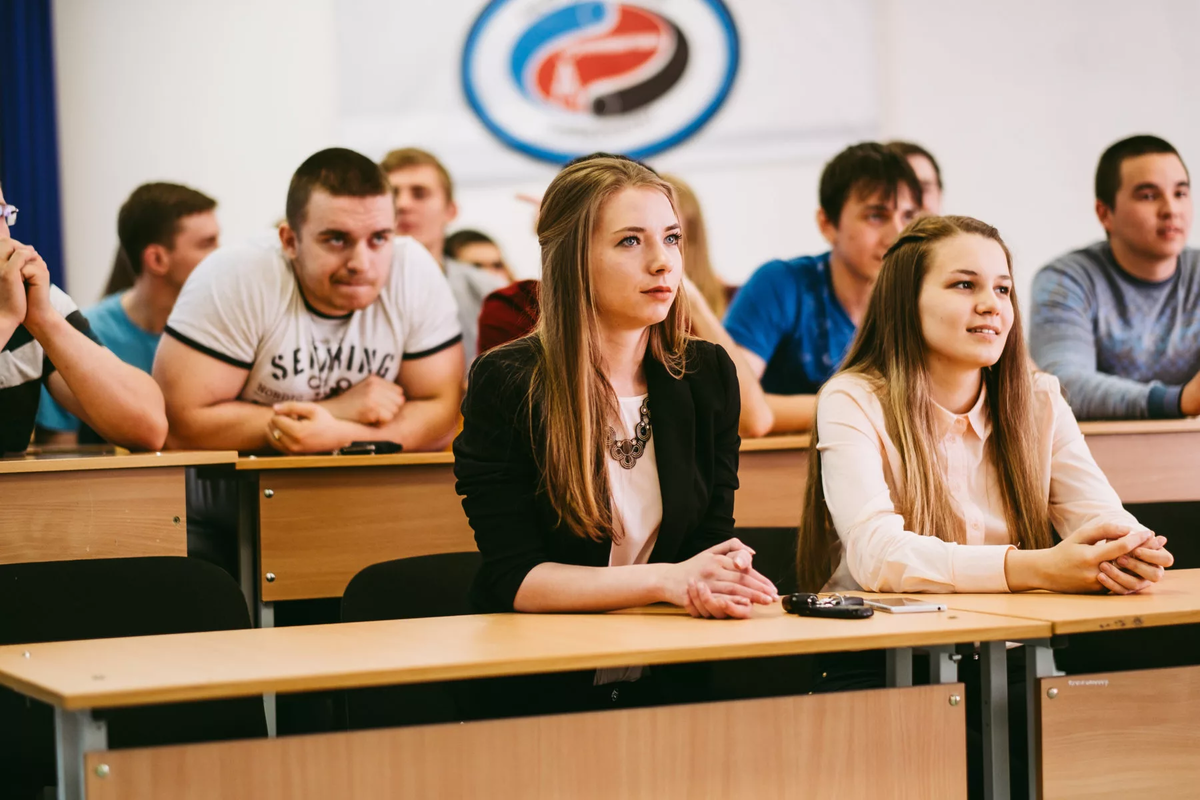 Группа студентов из москвы. Студенты в вузе. Лекция в вузе. Студентка вуза. Школьники и студенты.