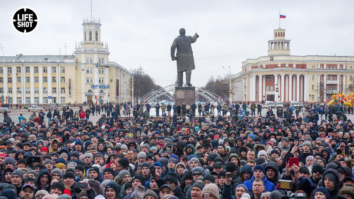 Жители кемерово. 2000 Человек в одном месте. 2000 Человек.