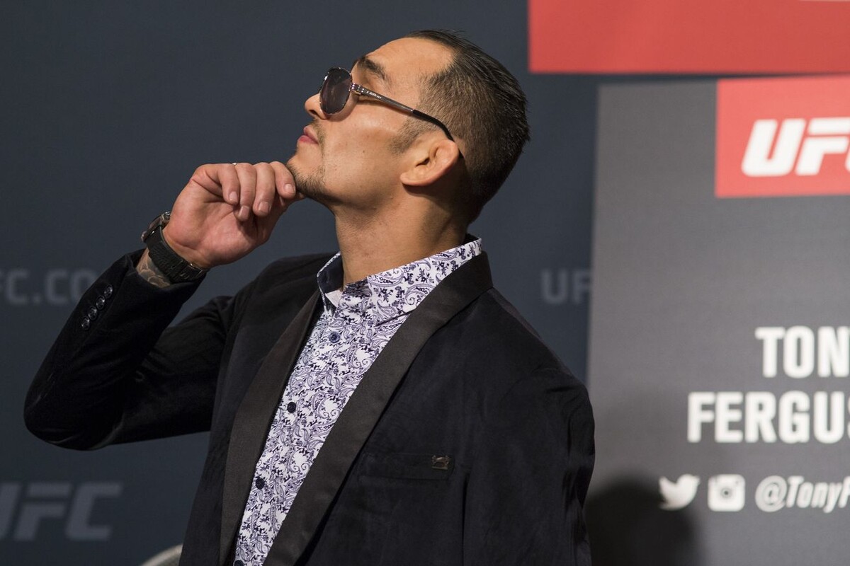 Временный чемпион UFC в легкой весовой категории Тони Фергюсон (link is external) не стал игнорировать выпады в свой адрес со стороны чемпиона UFC в легкой весовой категории Конора Макгрегора (link is external) и Нэйта Диаса (link is external). В твиттере Тони ответил обоим. «Нэйт Диас: Смеюсь от души. Эти парни даже не могут добраться до сражения...
Тони: Не заступай за черту, Натан. Последний раз, когда я проверял, ты отказывался от всего состава бойцов UFC. Не получится сражаться в битве, если не соглашаться на нее.
Конор Макгрегор: Эти дураки вываливаются из боев чаще, чем мой член.
Тони: Нельзя вывалиться если никогда не сражаешься, МакНаггетс. Оставайся за чертой. Хорошая работа с лозунгом «Будь готов»».