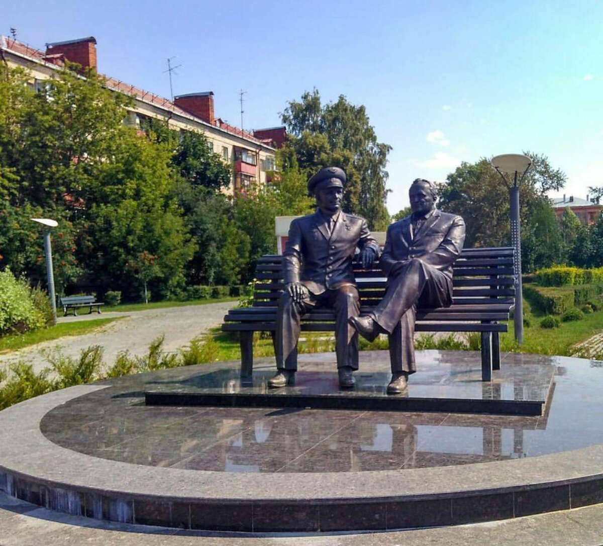 Памятник в городе, где мне посчастливилось жить. Город Космической славы. Гагарин и Королёв.
