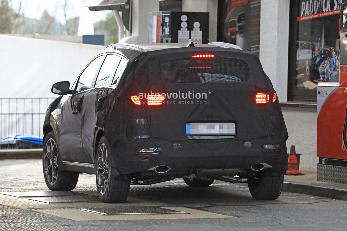 Защита заднего бампера тойота рав 4. Хендай солярис черный ночью. Накладка крышки багажника hyundai santa fe. На заднем 2019. Chevrolet equinox задние поворотники.