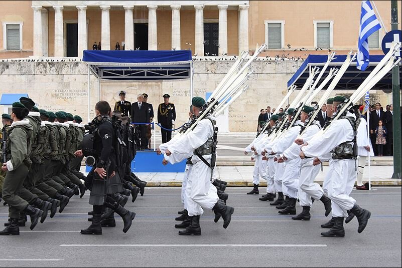 Военная форма греции. Греки в сша. Греция парад. Греция парад. Афины армия.