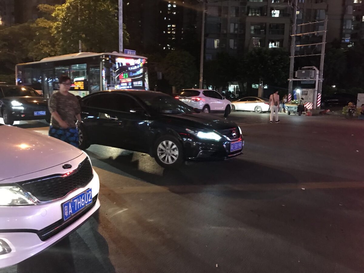 Нет, машина не поворачивает и не едет она просто встала по середине дороги