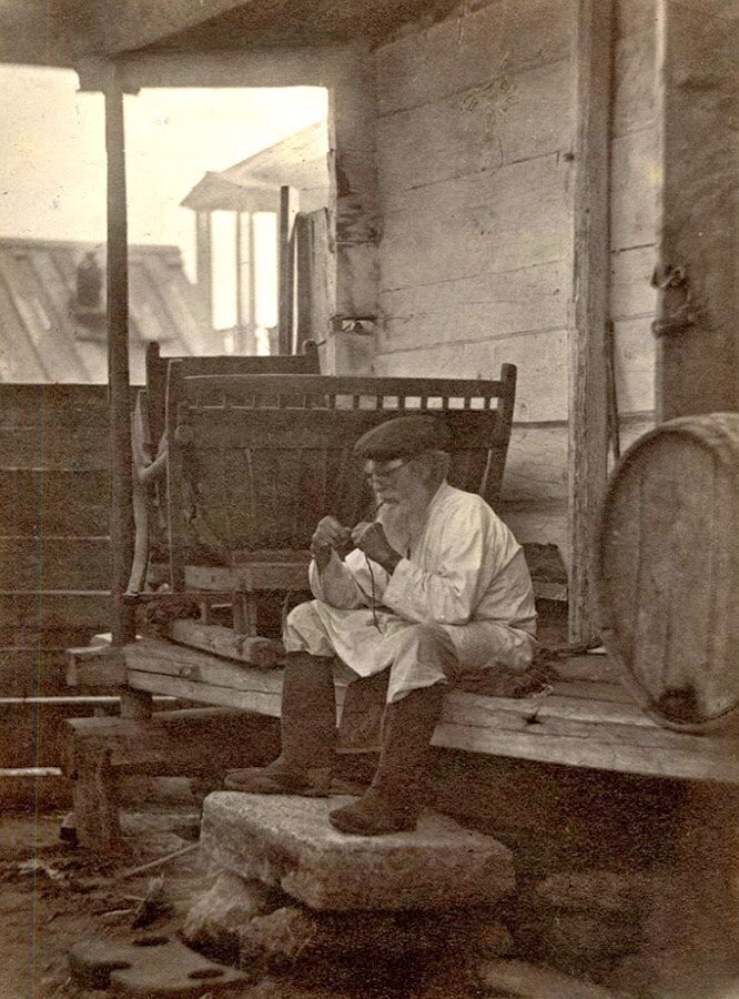 Казак продает цимлянское вино. 1875 г.