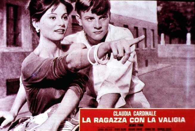 Клаудио Кардинале в роли девушки - чемодана без ручки