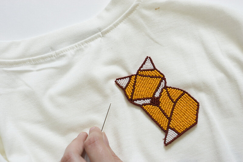 Вышивка на футболке схемы. Вышивка бисером на футболке. Вышить бисером на футболке. Вышивка из бисера на футболке. Вышивка бисером на белой футболке.