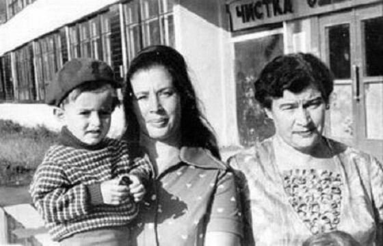 Слева направо: Хабенский, его мама, его бабушка.