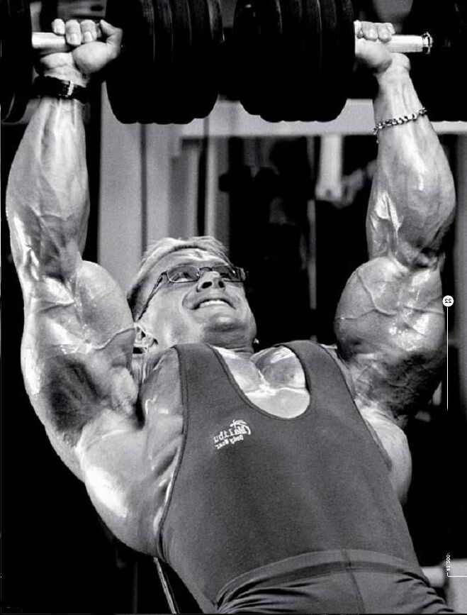 Прист убежден, что штангой интенсивно "качать" грудь нельзя. Речь может идти только о гантелях. Объяснение такое: когда вы беретесь за штангу в жиме лежа, происходит образование жесткого "каркаса" из прямых рук и грифа, нарушающего естественную мышечную биомеханику плечевого сустава. Вот почему грудные так часто рвутся у профи в жиме штанги лежа. Ну а гантели - это анатомически безопасно. Но главное в том, что гантели задают жимам естественную траекторию, а значит делают их более эффективными.