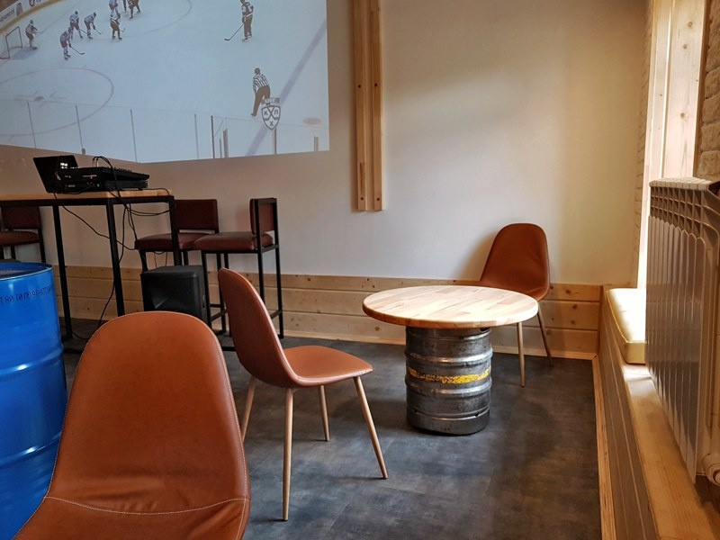 Наравне со стандартными посадочными местами, можно гламурно пристроится на подоконнике за столом из кеги.
