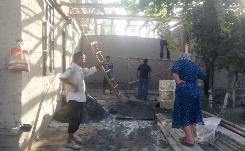 Администрация Бешарыкского района Ферганской области делает ремонт в доме школьницы, которую местные чиновники принудили к подпольному аборту. Фото с сайта Ozodlik.org
