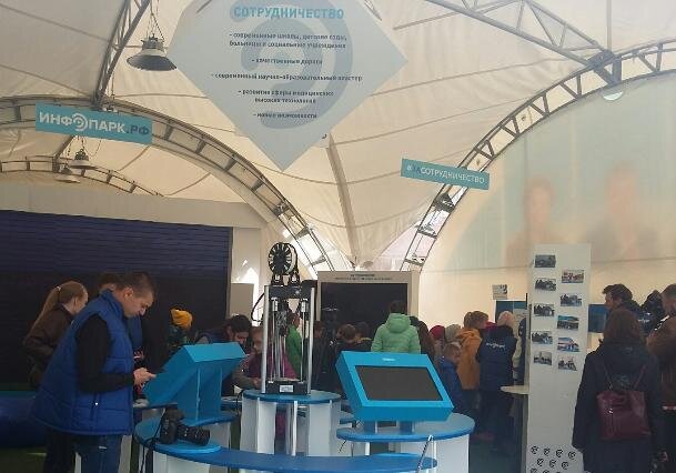  До вечера ещё далеко, а инфопрак "Сотрудничество" уже принимали первых посетителей. Любопытная ребетня не могла пройти мимо нового сооружения, такого внутри " необычного,обставленного разными приставками".