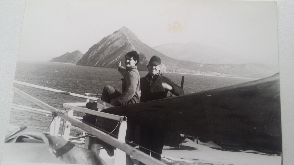 на фото я слева,мне 23 года