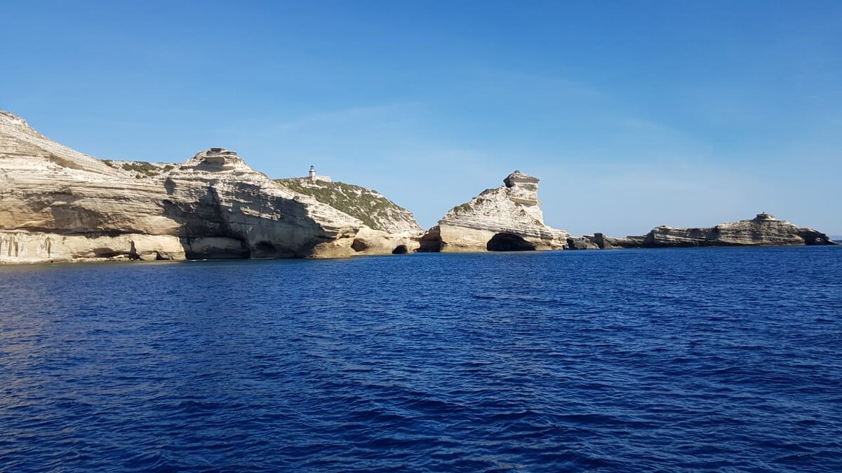 На горизонте известняковые скалы Бонифачо