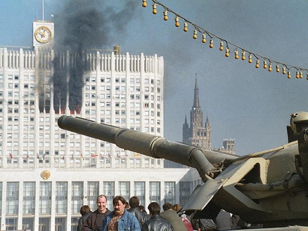 Расстрел Белого дома 4 октября 1993 года. Фото: Борис Кавашкин/ИТАР-ТАСС